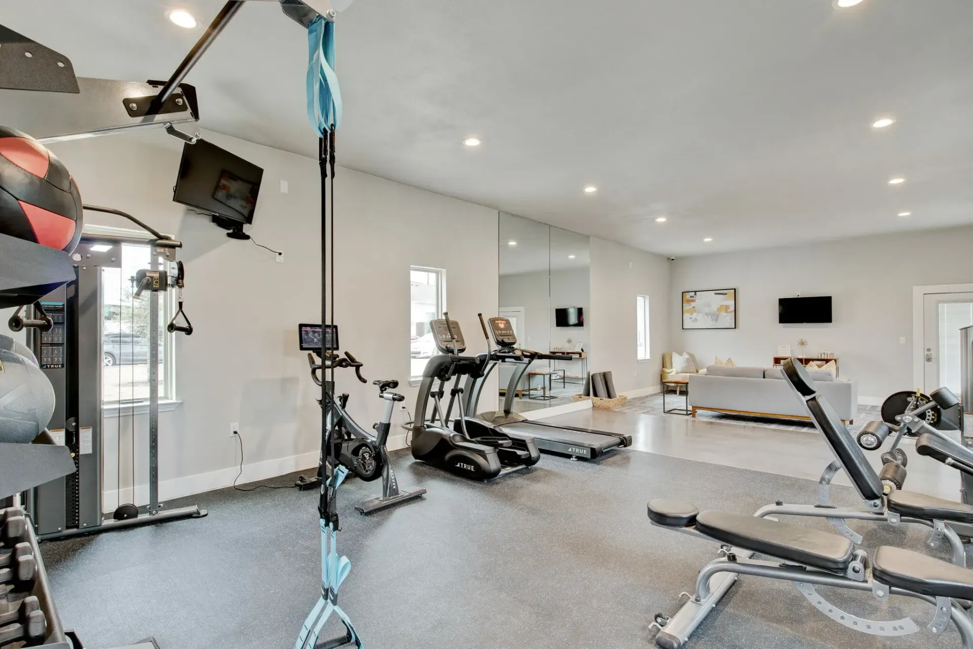 There are many different types of exercise equipment in this gym.
