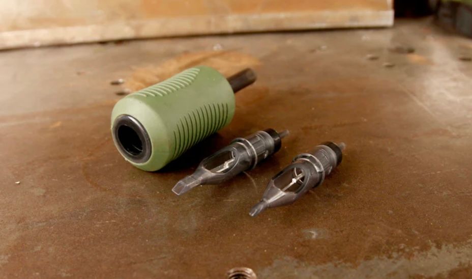 A couple of tattoo needles sitting on top of a table.