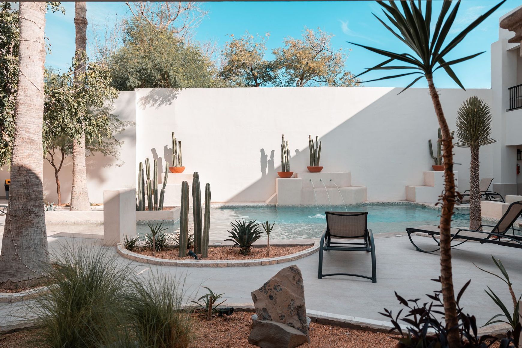 Hay una piscina en el patio trasero de una casa.