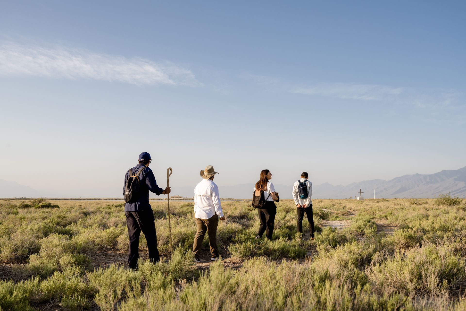Un grupo de personas están de pie en un campo sosteniendo palos.