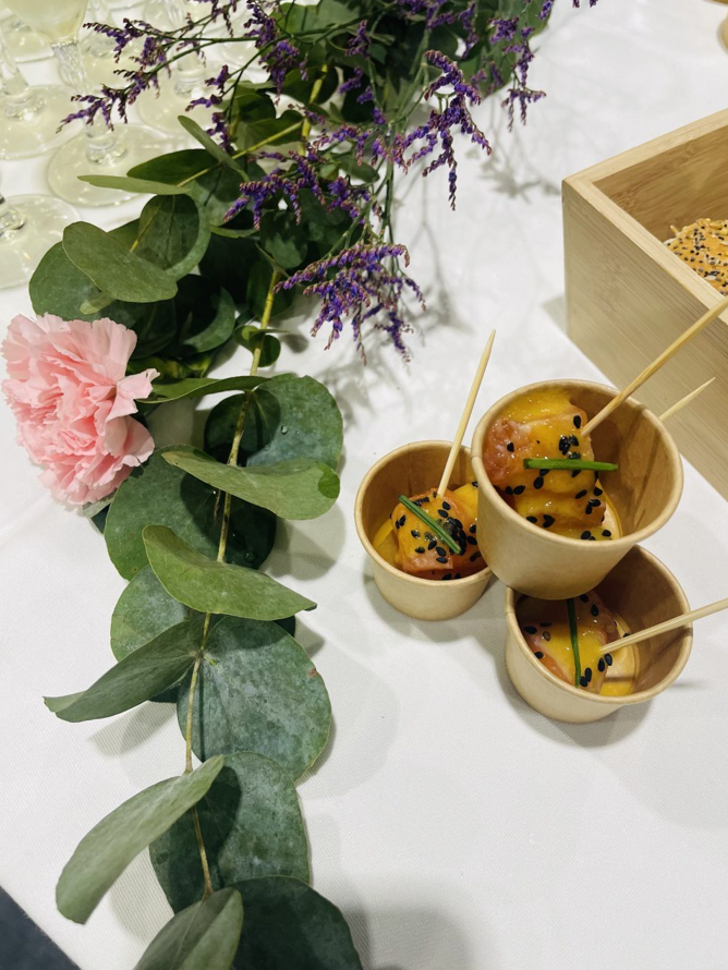 Apéritifs dans de petites tasses Chez Bex, traiteur au Havre