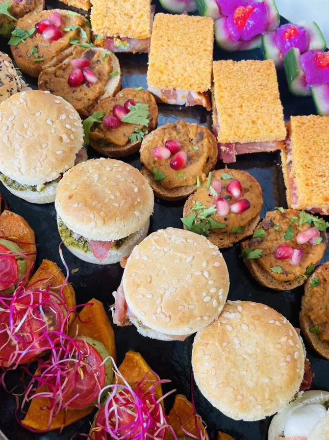 Assortiment de mini-sandwichs par Chez Bex, traiteur au Havre