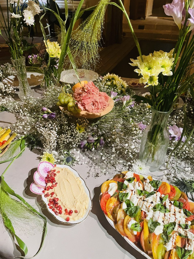 Décoration de table avec salades colorées et compositions florales.
