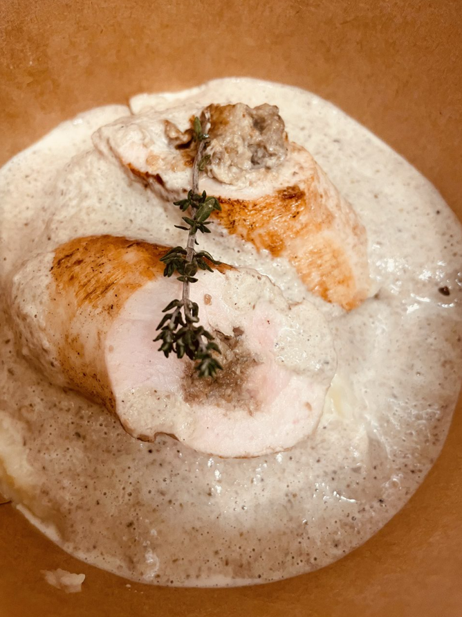 Poitrine de poulet dans une sauce crémeuse aux champignons, garnie de thym.