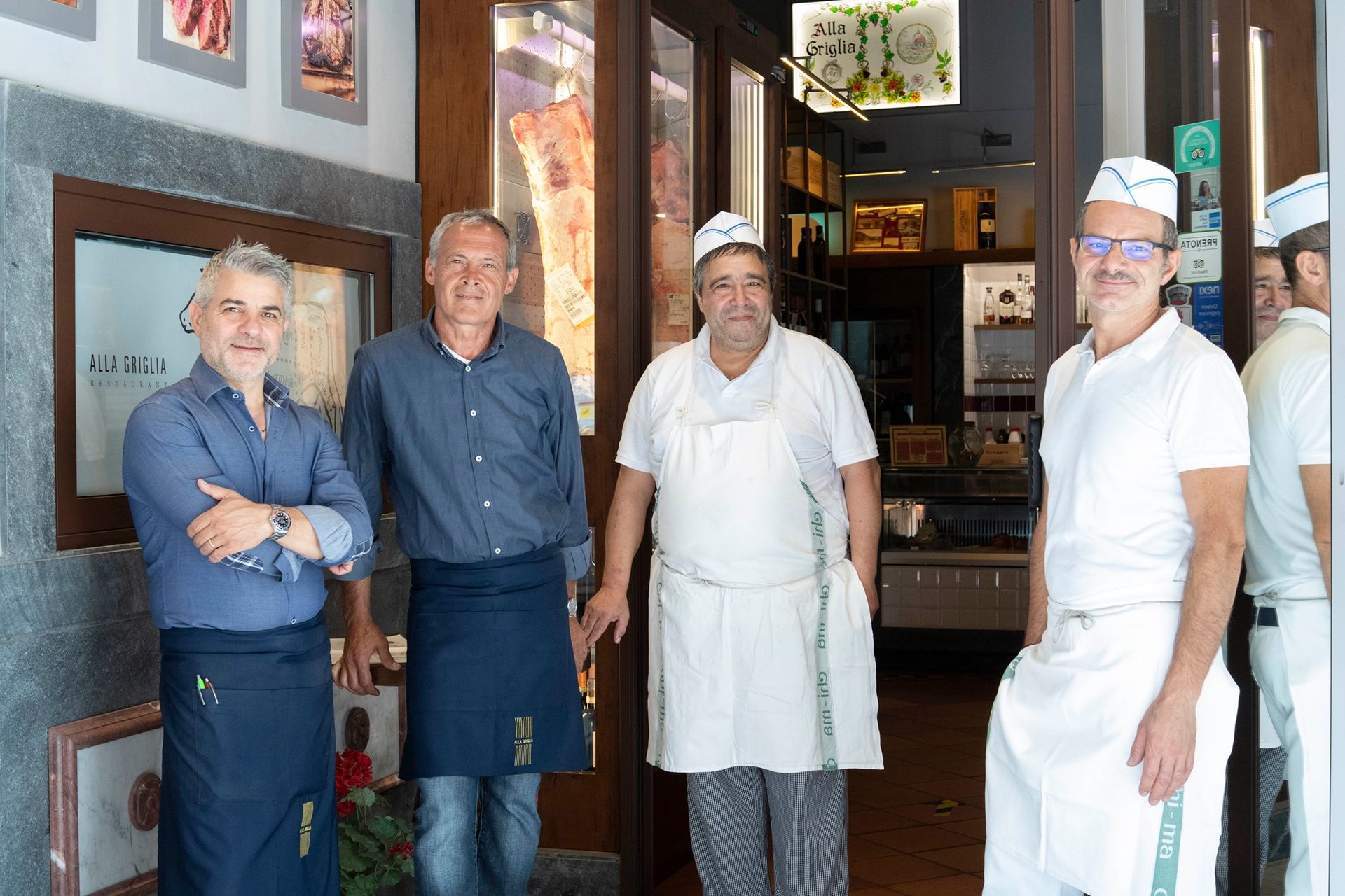 Spaghetti alla carbonara con salsa cremosa e pancetta, primo piano.