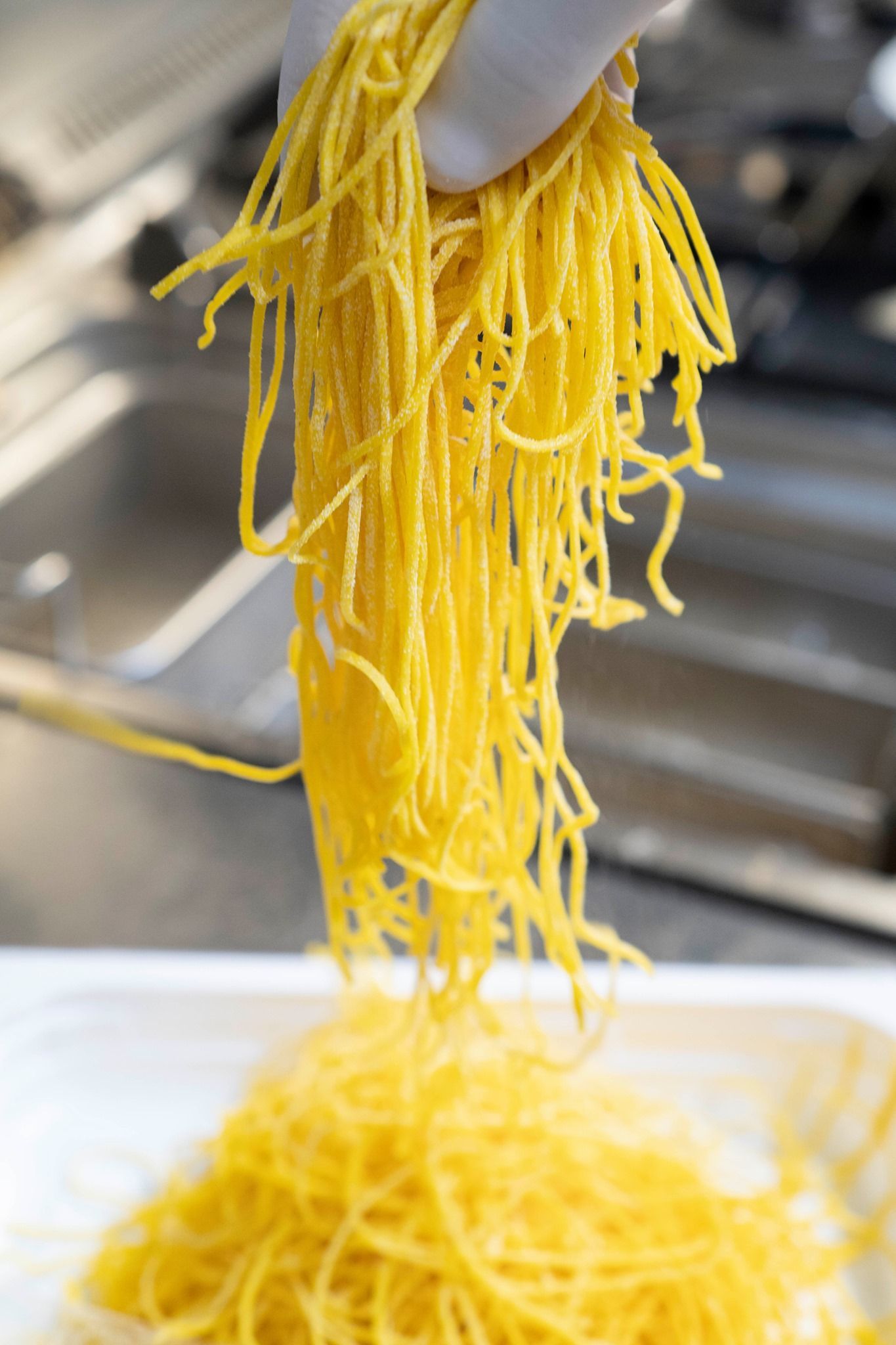 Tagliere di salumi e formaggi; le mani prendono una fetta.