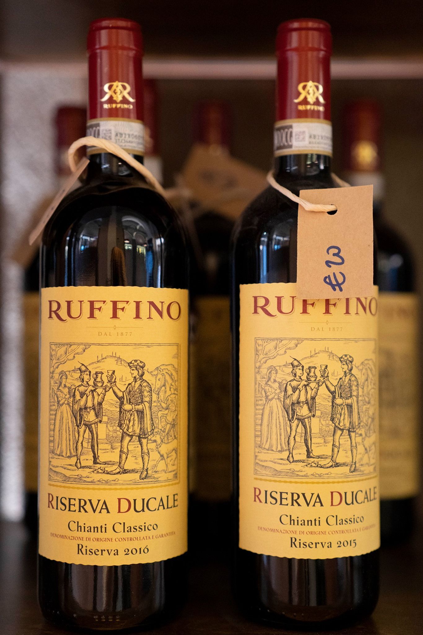 Due bottiglie di vino Chianti Ruffino Riserva Ducale. Bottiglie rosso scuro con etichette gialle e tappi marroni.
