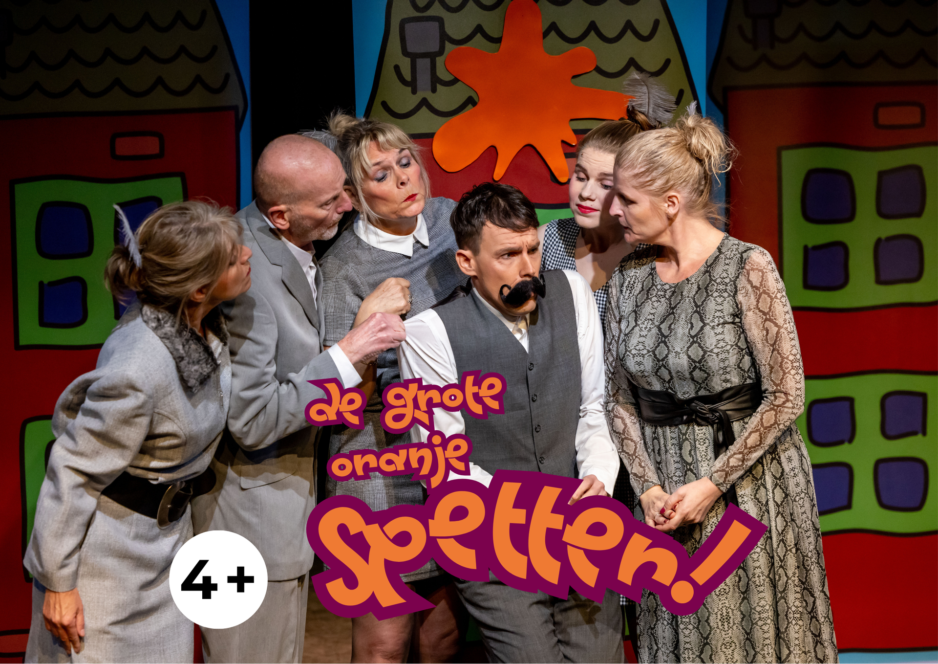 Een groep acteurs in een kleurrijk decor, sommigen houden een man met een grote snor vast; de tekst luidt: 