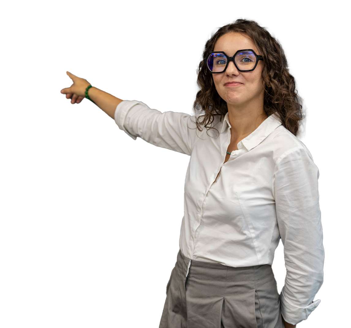 Una donna che indossa occhiali e una camicia bianca sta indicando qualcosa