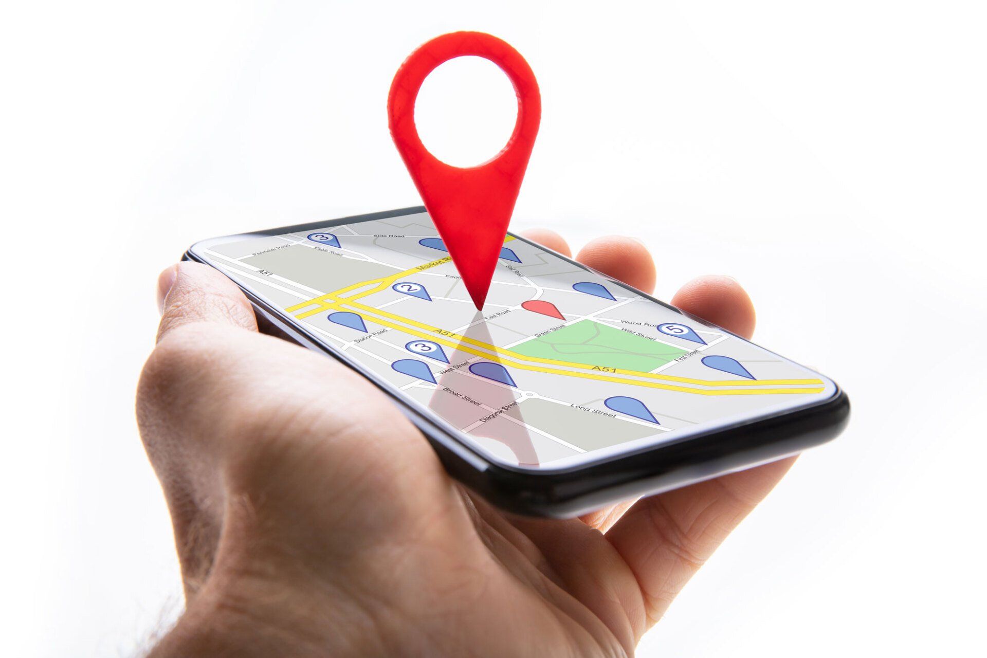 una persona tiene in mano uno smartphone con un puntatore rosso sulla mappa
