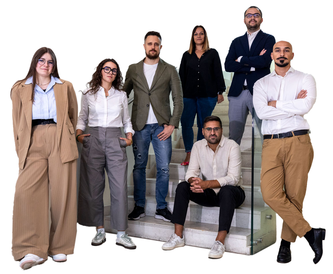 Team PS Company| Agenzia di Marketing. Un gruppo di persone in piedi una accanto all'altra sulle scale.