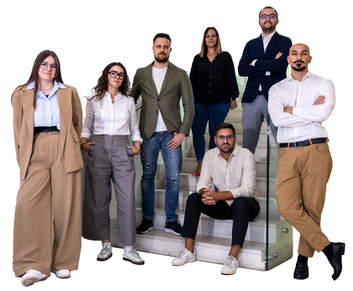 Team PS Company| Agenzia di Marketing. Un gruppo di persone in piedi una accanto all'altra sulle scale.