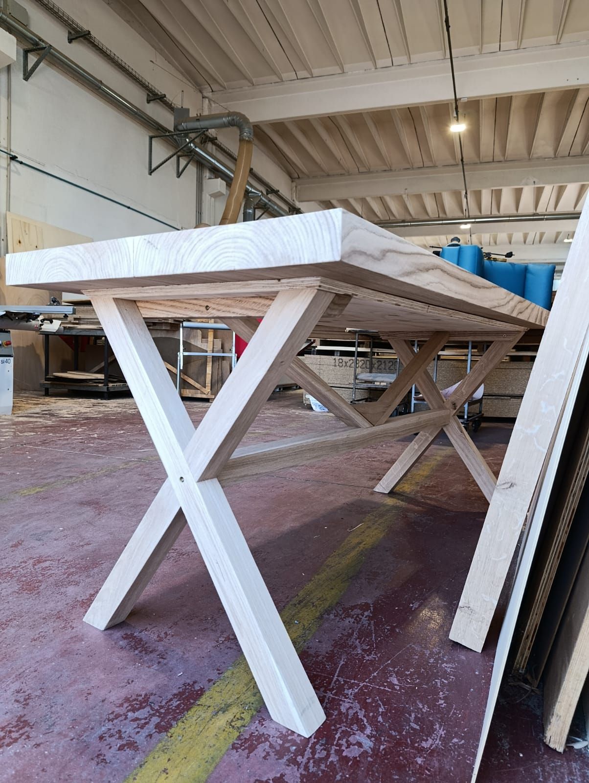 Tavolo in legno massiccio