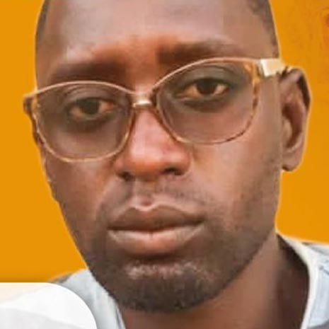 Un gros plan d'un homme portant des lunettes et une chemise blanche.
