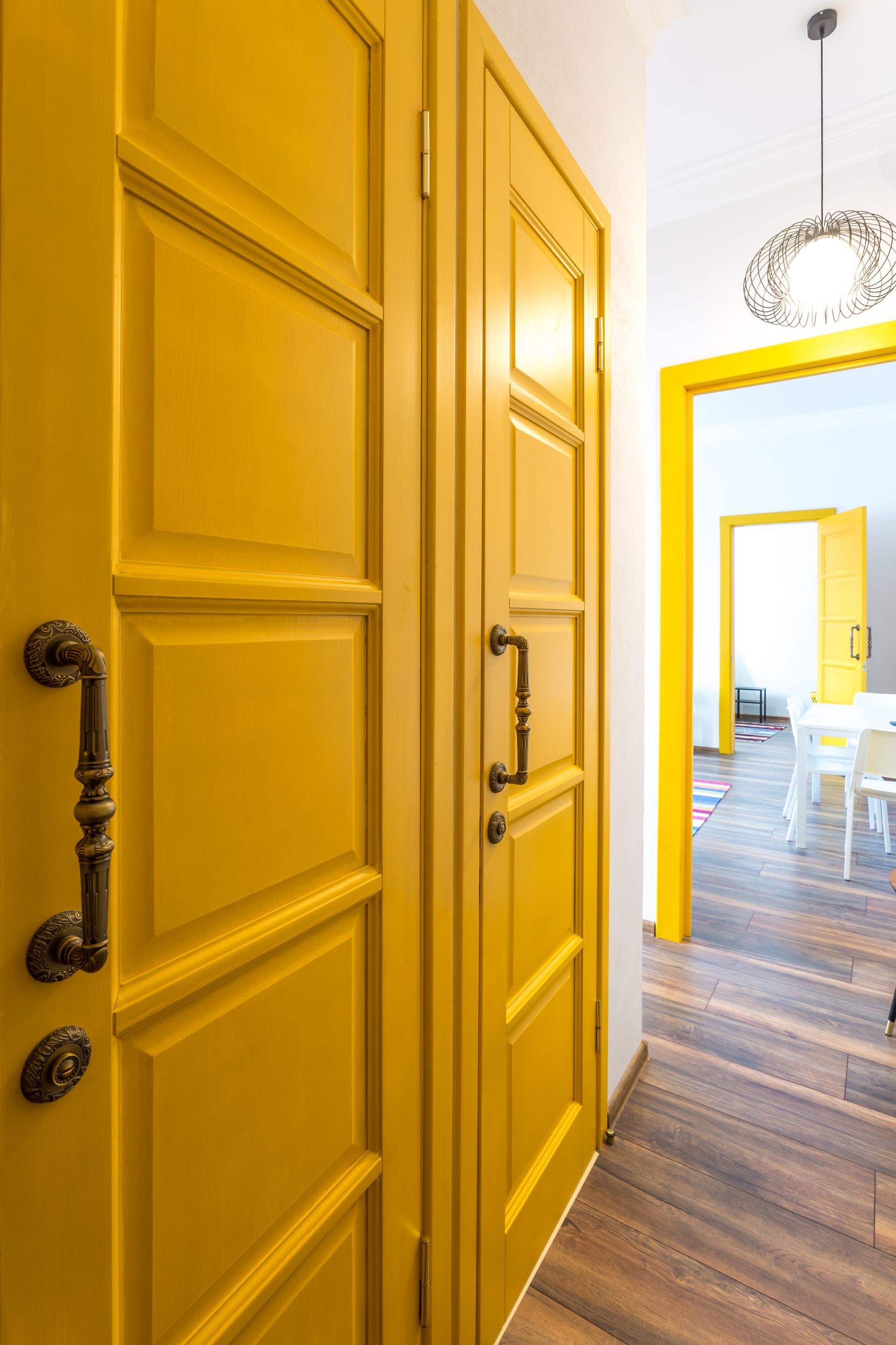 porta interno colorata di giallo