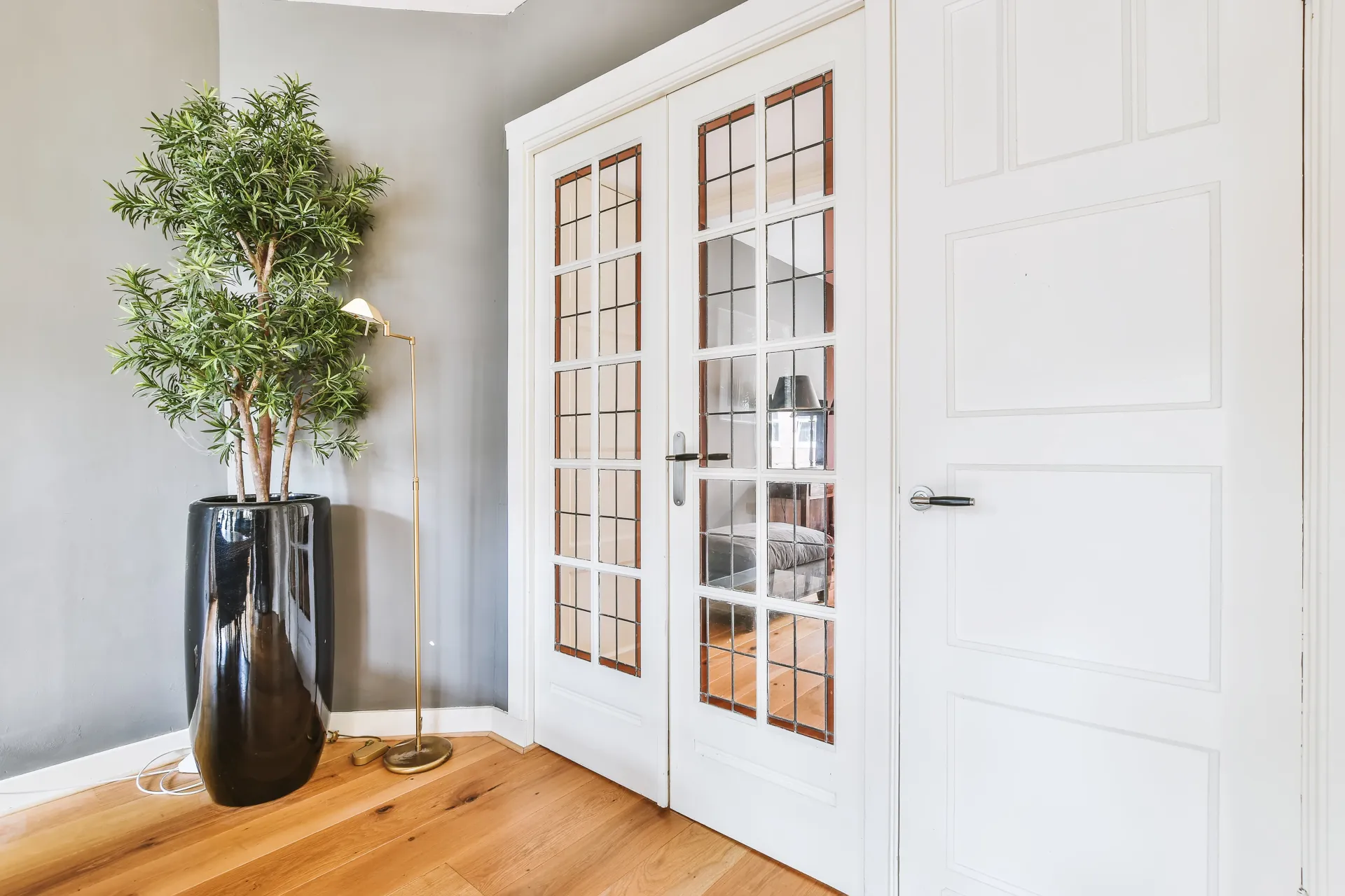 interno casa con porte bianche