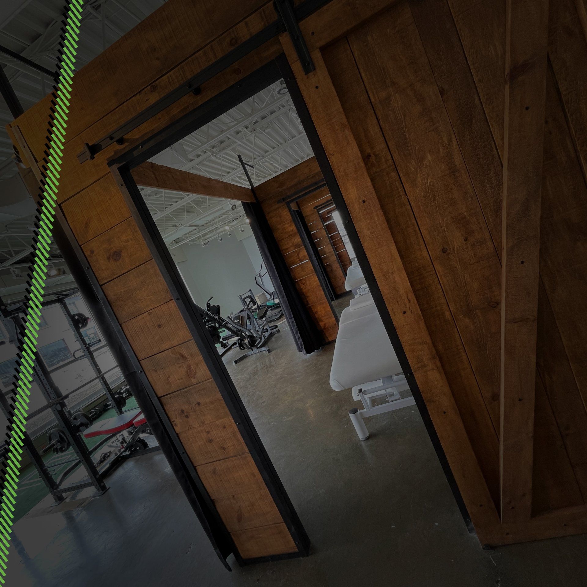 Une salle de sport avec une corde verte suspendue au plafond