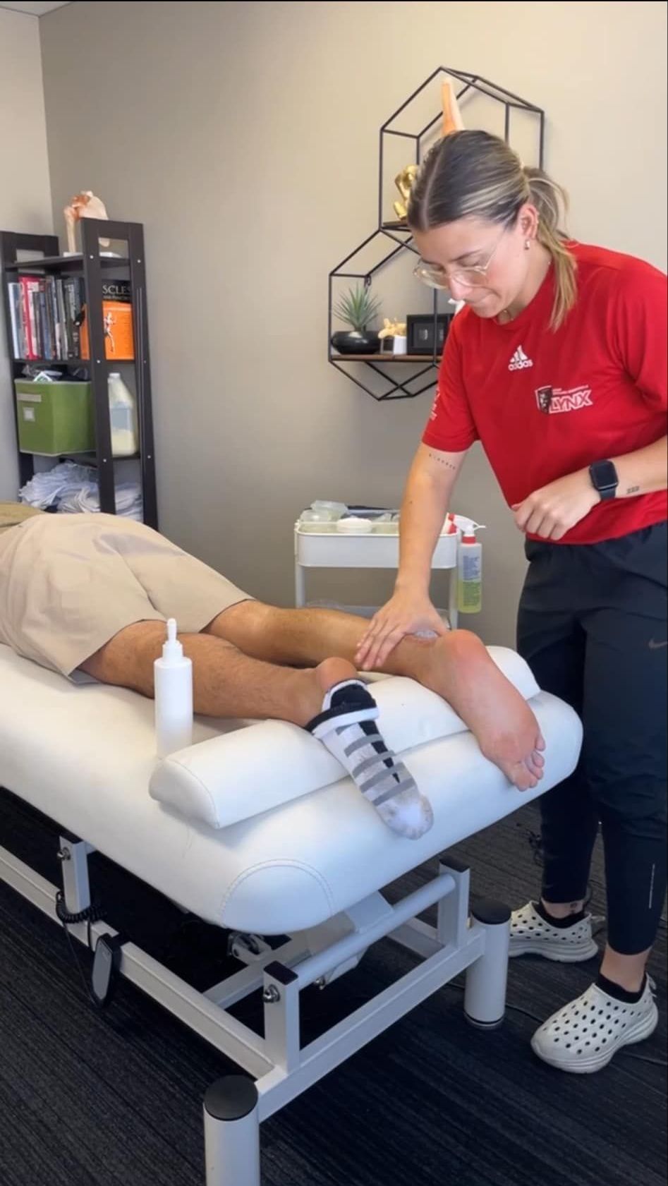 Des personnes dans un cours d'arts martiaux assis en cercle sur un tapis, observant une démonstration.