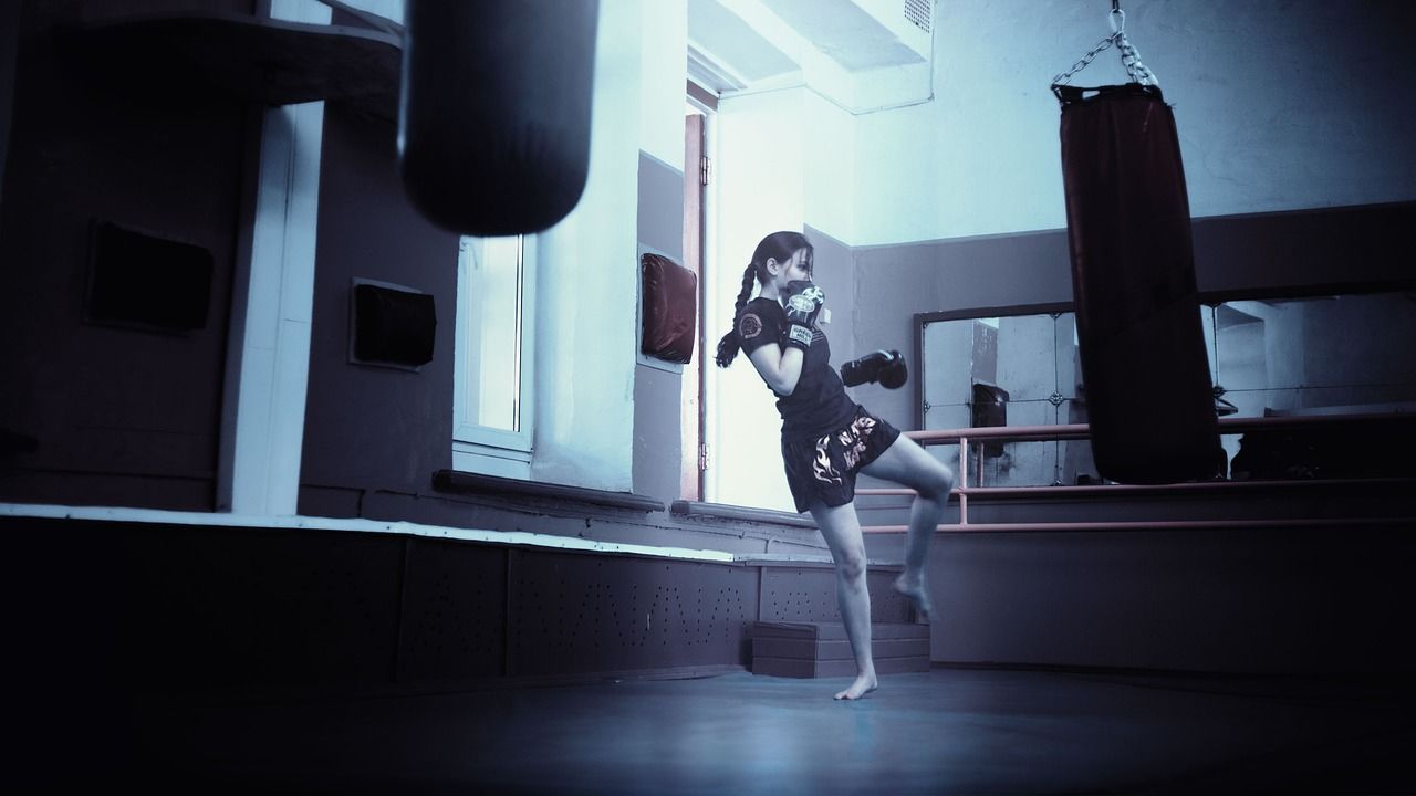 Une femme faisant du kickboxing