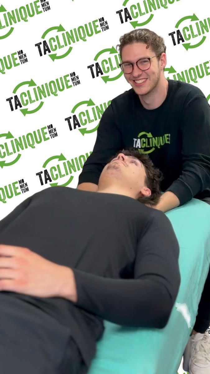 Un homme donne un massage du cou à une personne allongée sur une table bleu sarcelle ; fond blanc avec le logo « TACLINIQUE » répété.