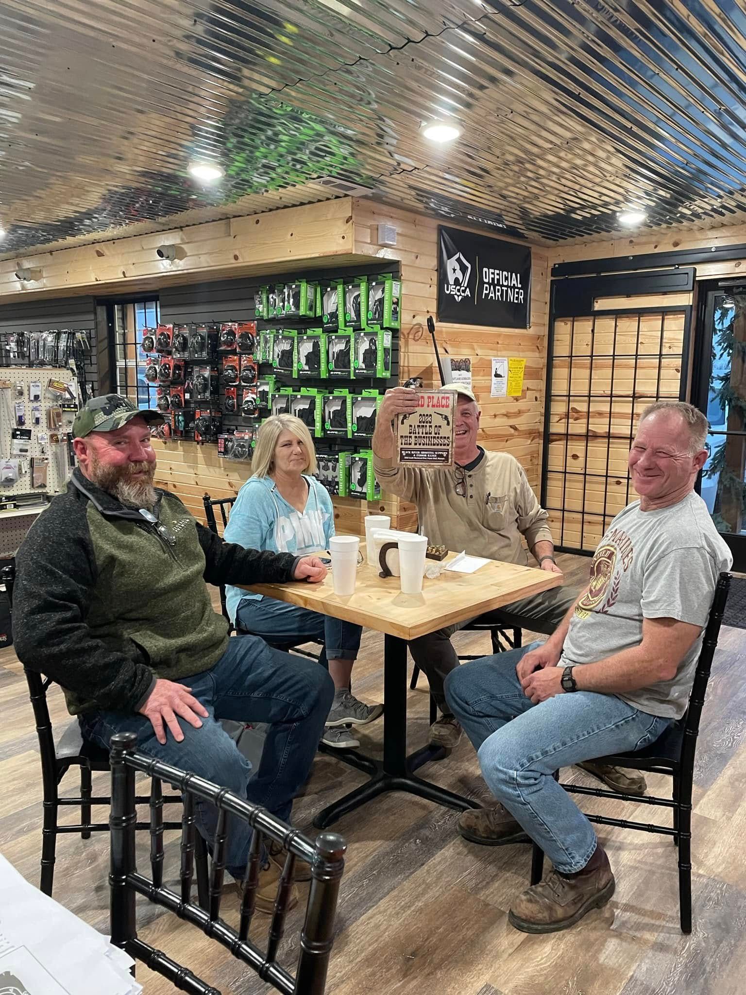 A group of people are sitting at a table in a restaurant.