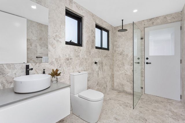 beautiful contemporary bathroom