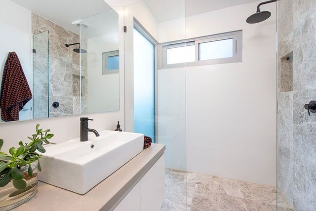 stunning modern bathroom