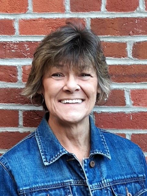 A gray silhouette of a man 's head in a square frame.