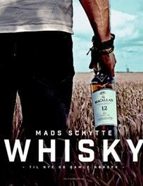 Person holder en Macallan 12 whiskyflaske i en hvedemark; omslag til en bog med titlen 