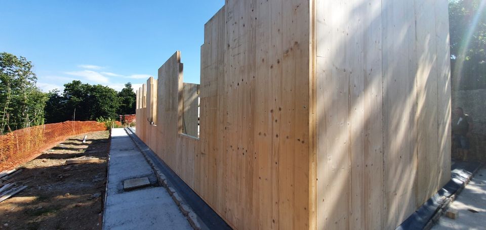 casa con pannelli in legno in costruzione