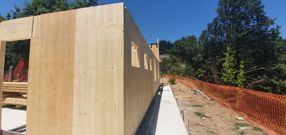 facciate in legno di una casa in costruzione