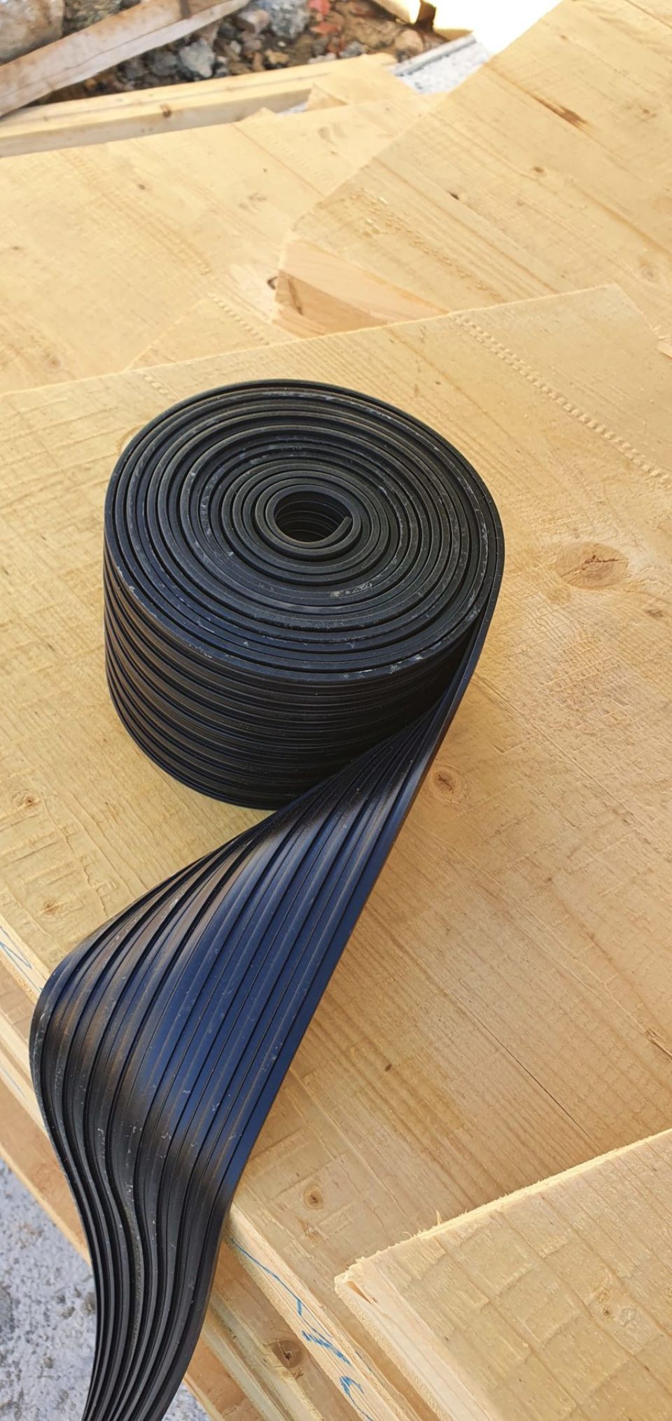 rotolo di materiale isolante per lavori edili