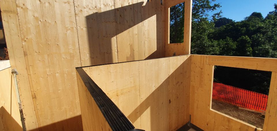 dettaglio di una casa in legno lamellare in fase di costruzione