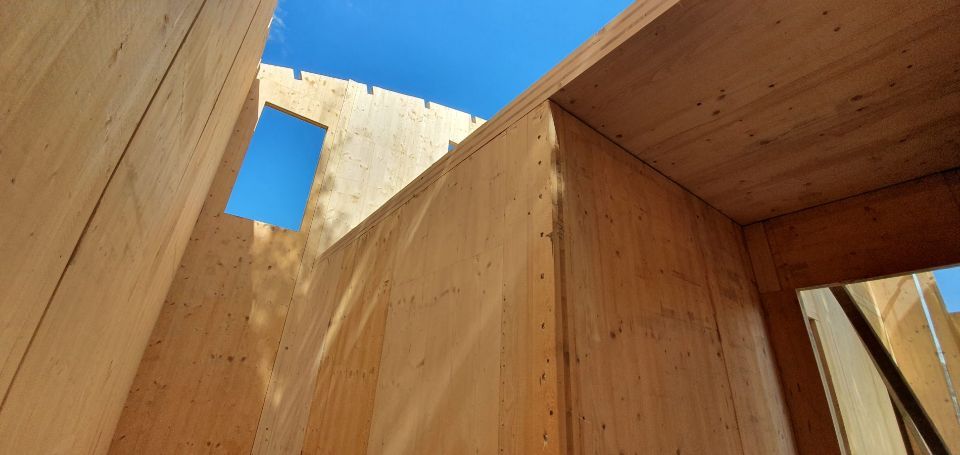 struttura edile con pannelli di legno