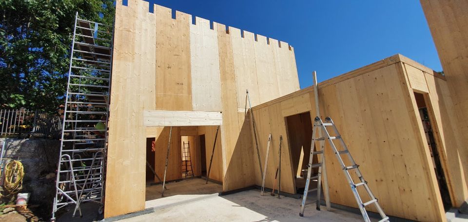 costruzione di un'abitazione con pannelli di legno