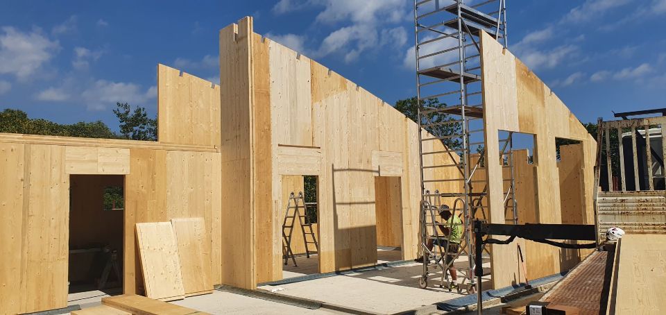 realizzazione di casa in legno con tetto spiovente