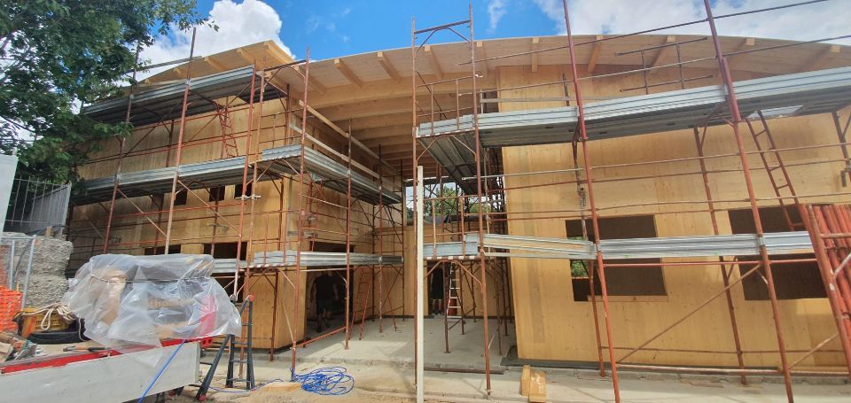 costruzione di un edificio con struttura in legno lamellare