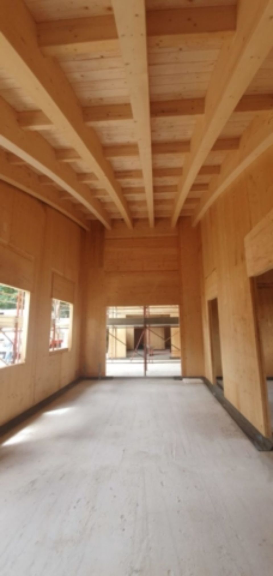 casa con travi in legno in costruzione