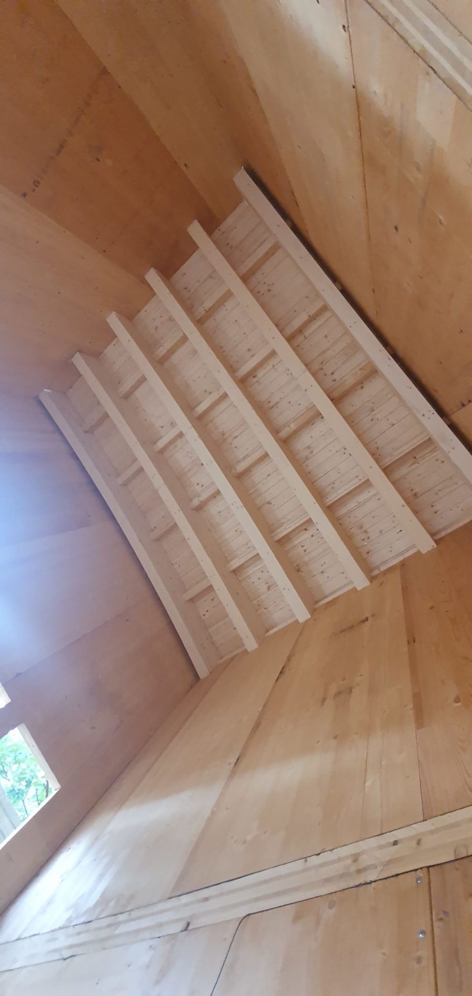 soffitto a travi in legno in fase di costruzione