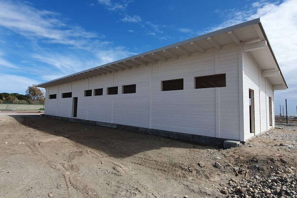 struttura edile in legno con facciate bianche