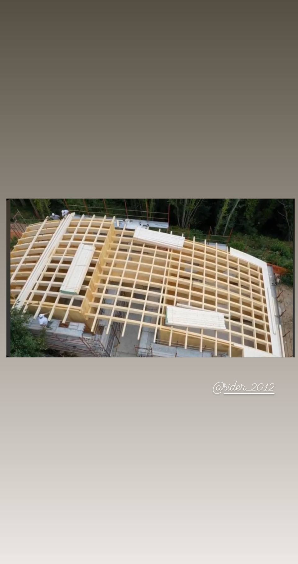 visuale dall'alto di struttura edile in legno in costruzione