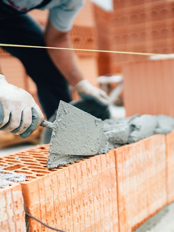 costruzione di un muretto con cemento e mattoni