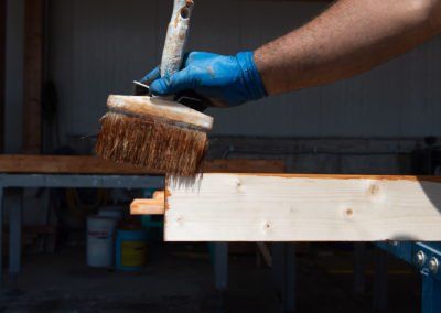 verniciatura di trave in legno con pennello