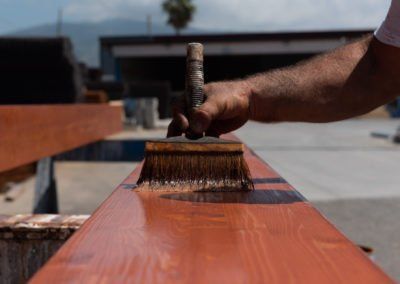 verniciatura di una trave in legno