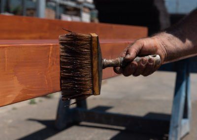 verniciatura di trave in legno