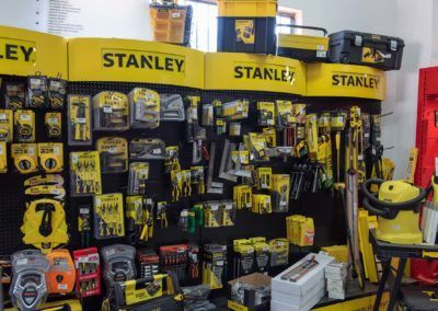 accessori per ferramenta a marchio Stanley in esposizione