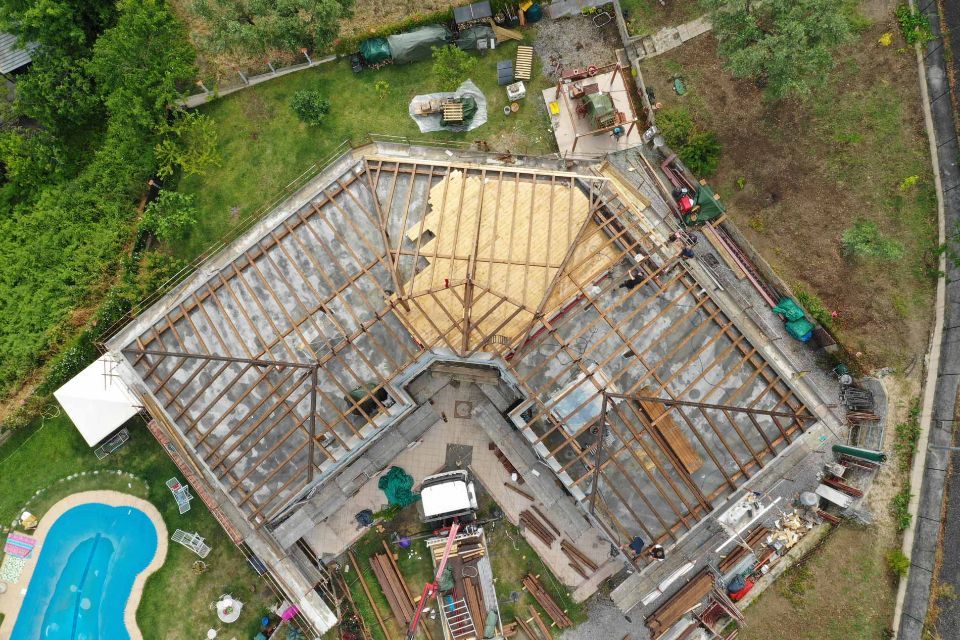 ampia costruzione edile con struttura in legno e cemento