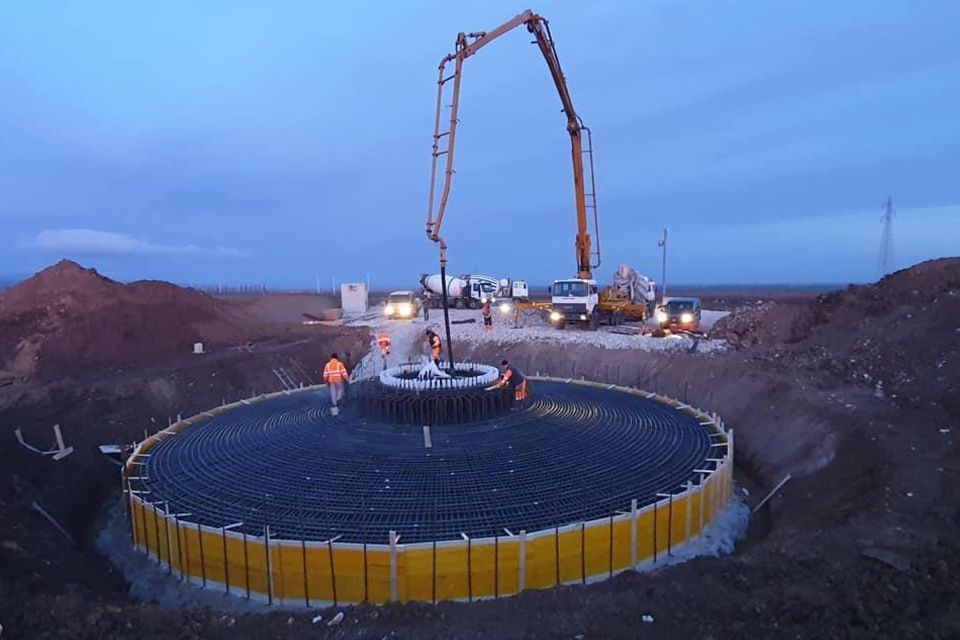 cantiere di lavoro edile con tondi per cemento armato