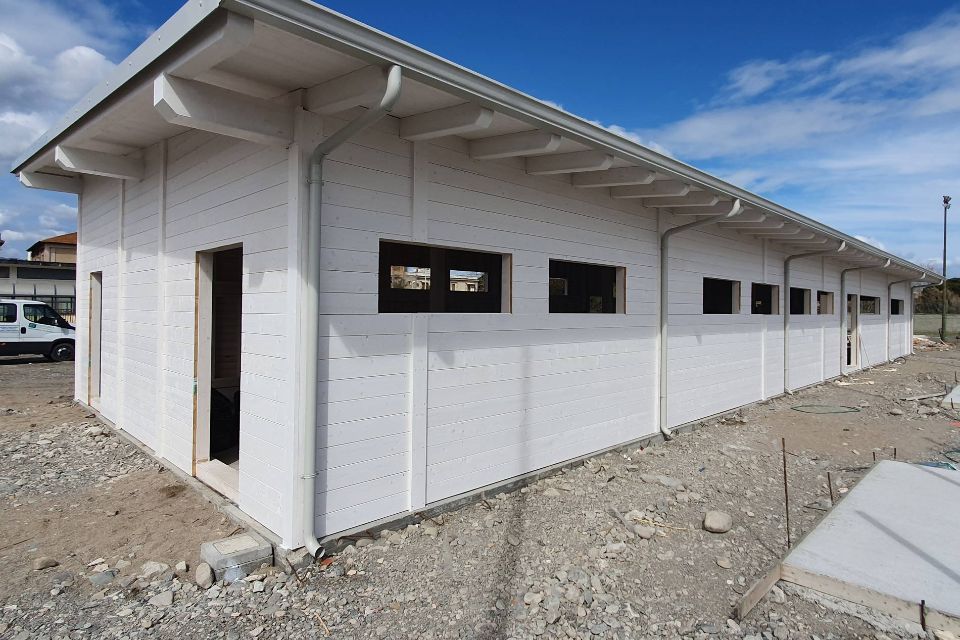 casa in legno lamellare con facciate bianche