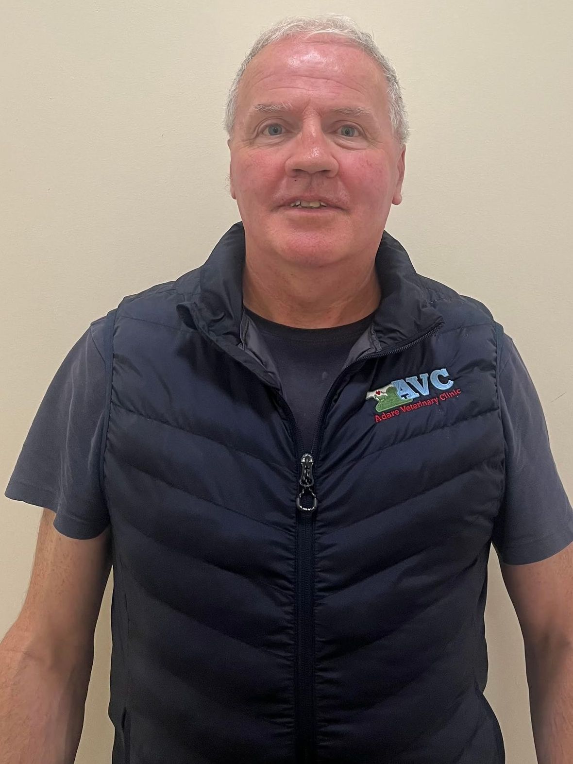 A man wearing a vest that says avc on it